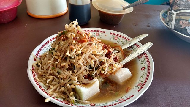 Lontong balap. Image: WIkipedia/Lasthib