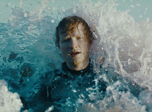 Ed Sheeran Tergulung Ombak di Video Musik Boat