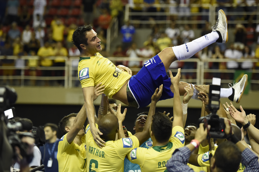PENGGEMAR FUTSAL WAJIB TAU, INI 3 SOSOK LEGENDA DUNIA FUTSAL DENGAN GELAR TERBANYAK DAN CERITA MEREKA!