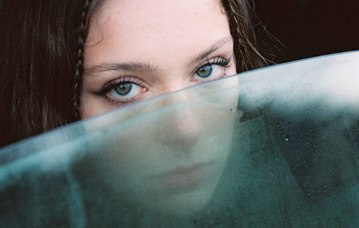 Holly Humberstone Kenalkan Lagu Baru di Atas Panggung