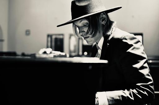 Jamie Campbell Bower Rilis Single Baru, I Am