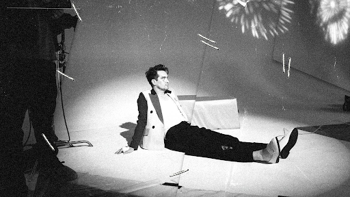 Panic! At The Disco Lepas Single Baru, Local God