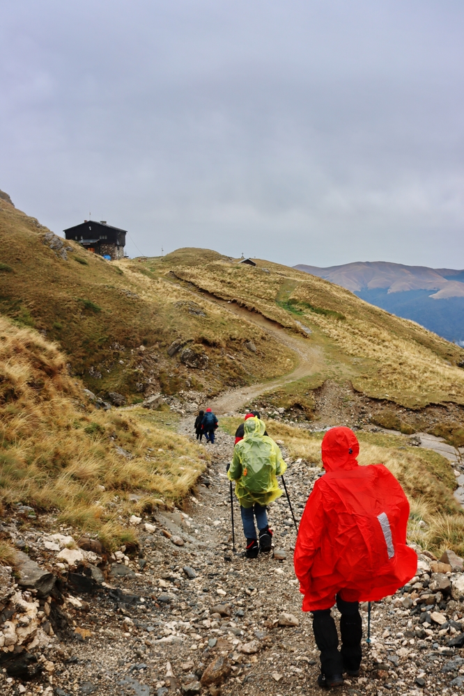 Dehidrasi saat hiking musim hujan