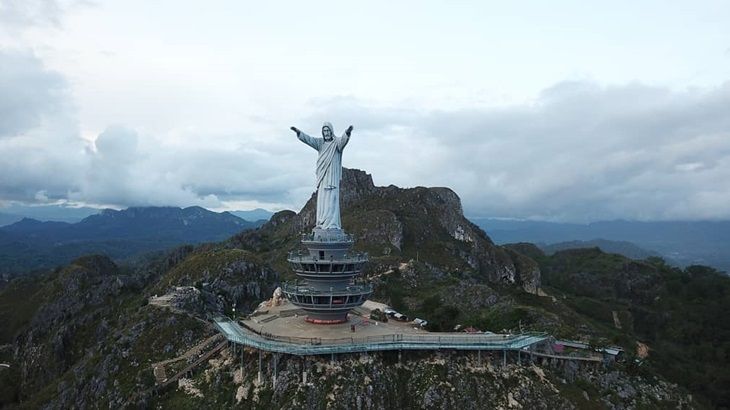 Patung Yesus Memberkati, Toraja. Image: Pinterest