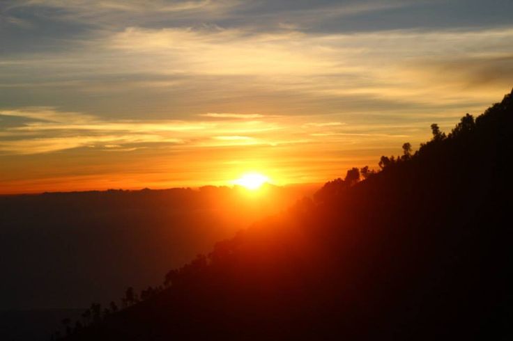 Sunrise di Banyuwangi. Image: Pinterest/Fariz B. Adam