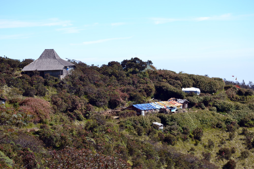 Gunung Lawu rupanya memiliki banyak mitos yang masih belum terpecahkan dan menyatu dengan segala eksotisnya gunung Lawu yang terkenal wingit ini. Gunung Lawu setinggi 3.265 m yang berlokasi di perbatasan Karanganyar, Jawa Tengah serta Magetan, Jawa Timur 