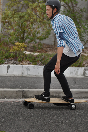Berani Coba Nge-Skate dengan Sensasi Futuristik Pakai Skateboard Listrik?