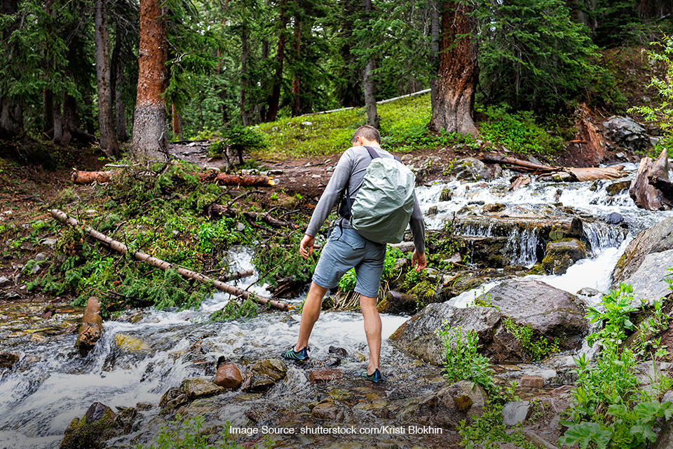 Menyeberang sungai di alam bebas