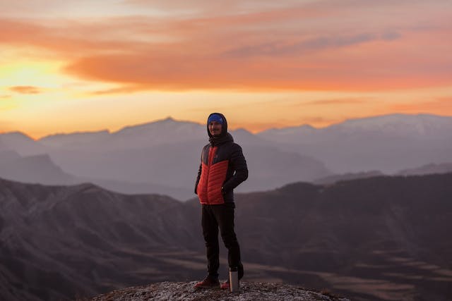 Ilustrasi jaket gunung. Image: Dmitrii Eremin/Pexels