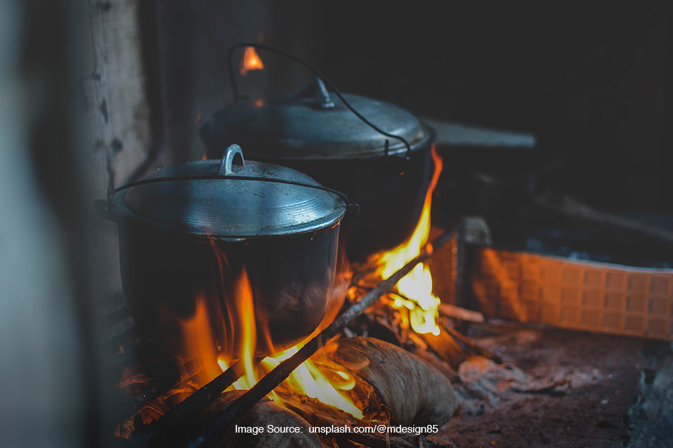 Masak di Tungku Kayu Bakar