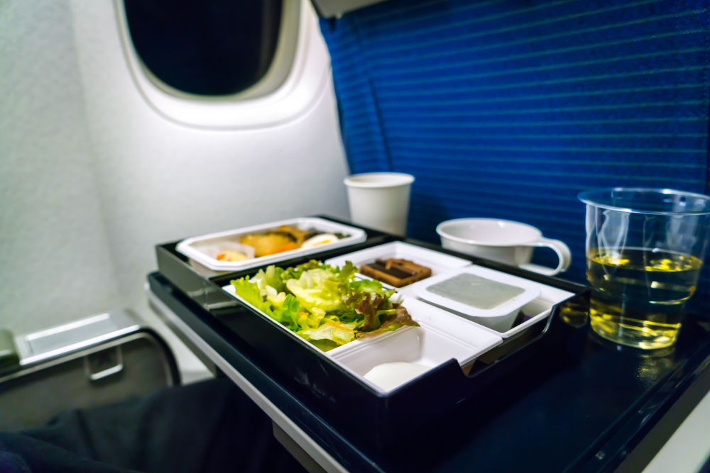 Ilustrasi makan di pesawat. Image: Freepik