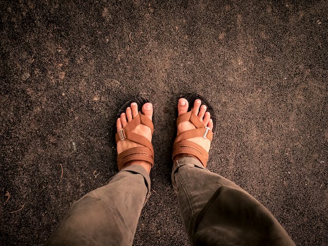 Ilustrasi sandal gunung. Image: Alfin Auzikri/Pexels