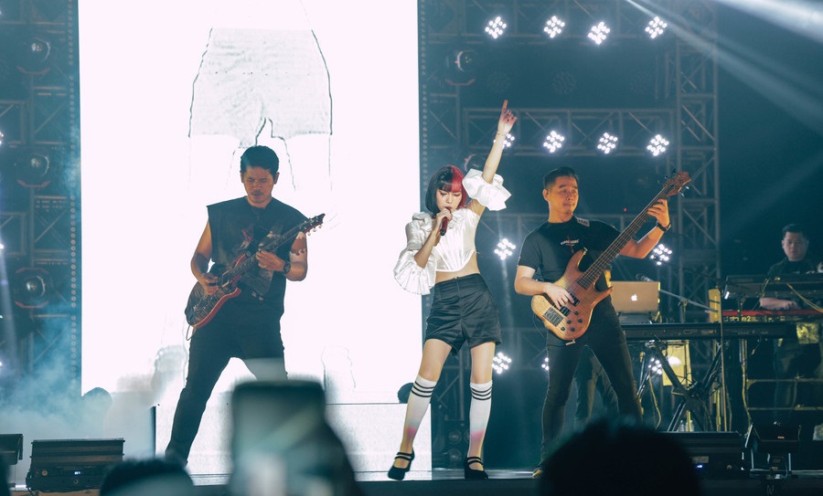 Isyana Sarasvati Curi Perhatian di LEXICONCERT Surabaya