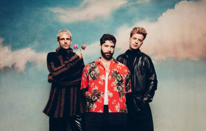Foals Sebarkan Semangat Lewat “2AM”