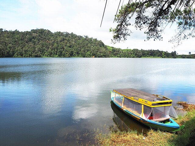 Situ Patenggang. Image: Wikimedia Commons/Anastasiastephaniek