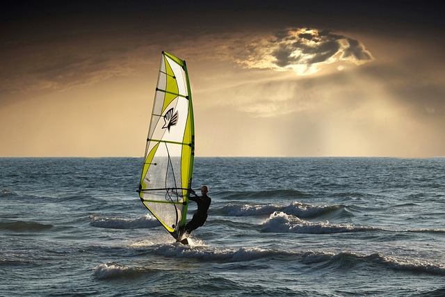 Ilustrasi windsurfing. Image: Pixabay