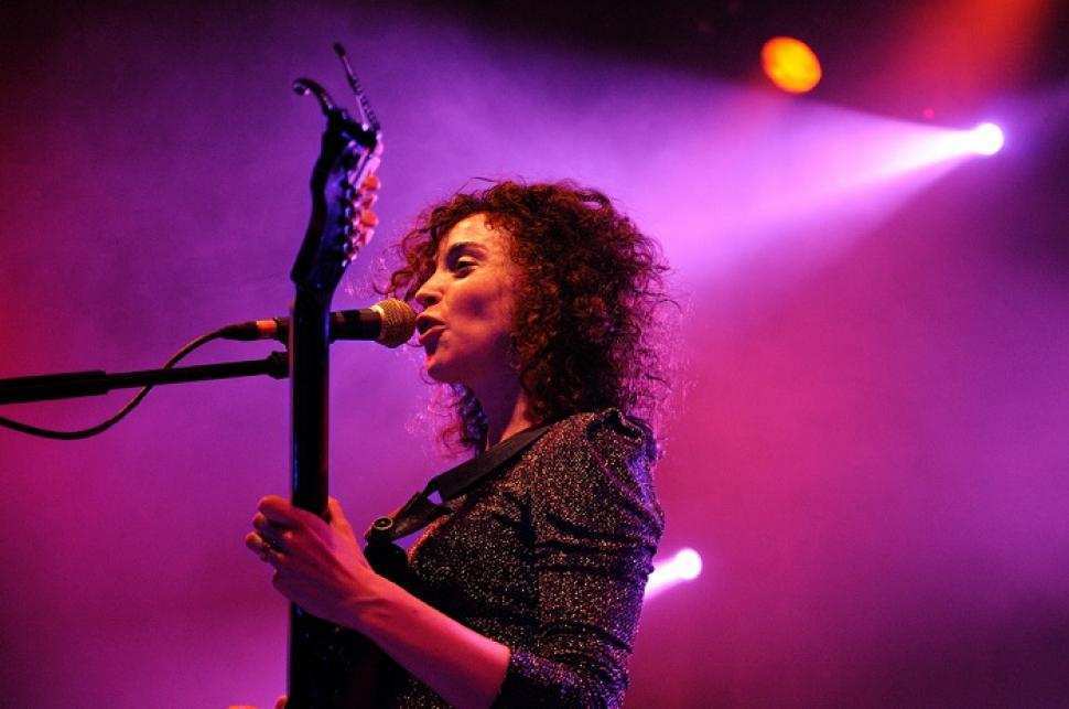 St. Vincent Cover Lagu Metallica ‘Sad But True’