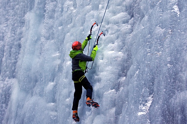 Ilustrasi ice climbing. Image: Valter Cirillo/Pixabay