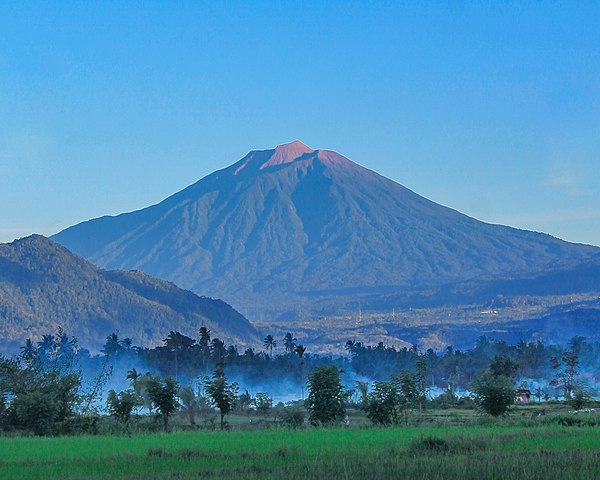 Gunung Kerinci. Image: Wikipedia/Ririsapoetra