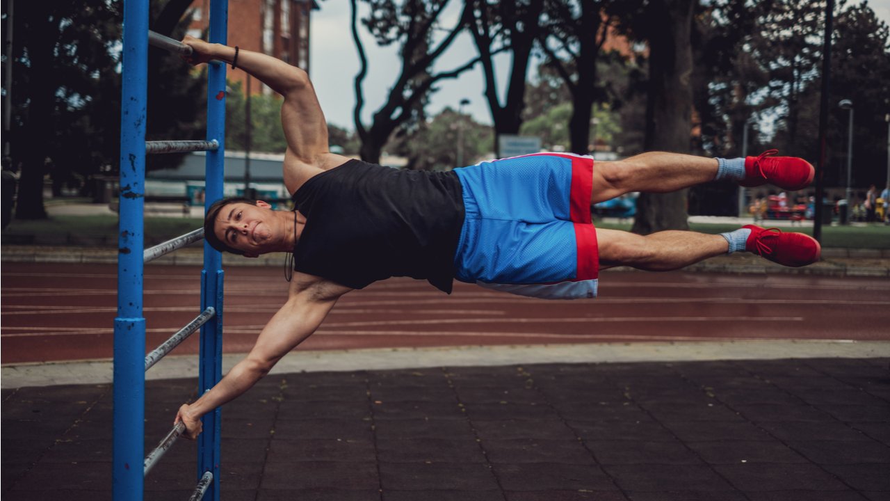 Tips Calisthenics Biar Lo Kuat Nahan Posisi Human Flag