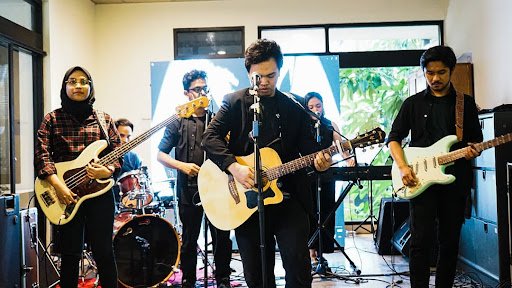 Blue Dawn, Hadiah Penyejuk Lara dari Fletch untuk Kita Semua