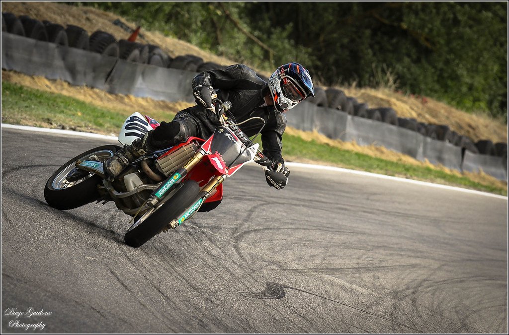 ABS vs Tanpa ABS: Mana yang Lebih Baik untuk Supermoto Lo?