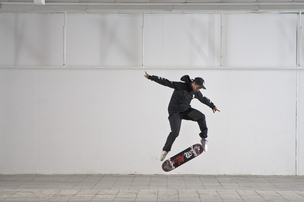 Flick it! Sekilas Tentang Trik Skateboard Paling Terkenal, Kickflip!