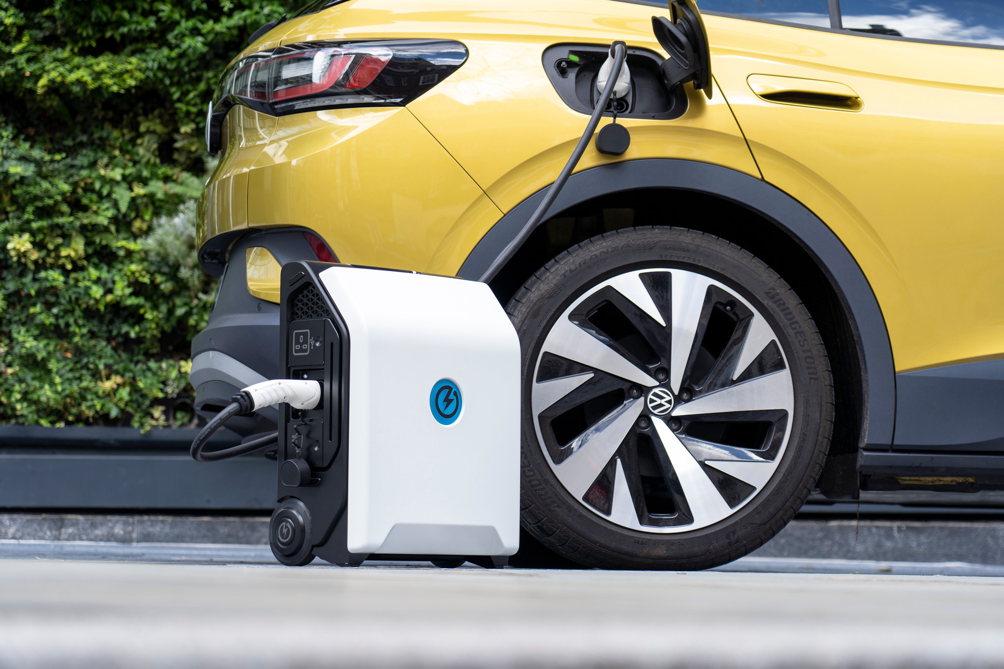 Portable Charger Mobil Listrik Electric Vehicle, Solusi Berkendara Jarak Jauh!