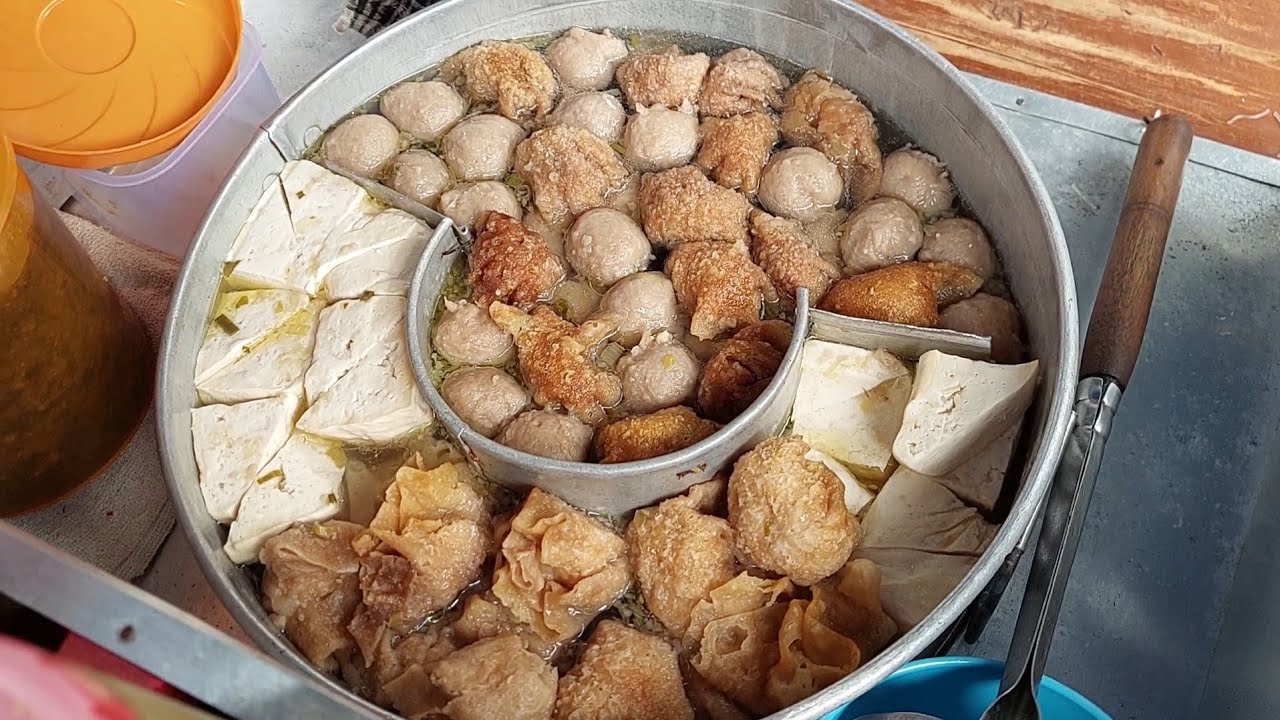 Ilustrasi bakso. Image: YouTube/Street Foods Village