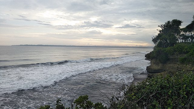 Pantai Batu Hiu. Image: Wikipedia