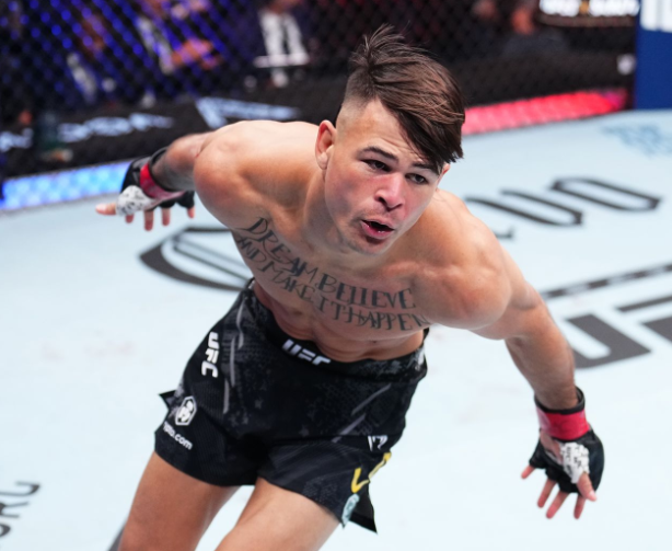 Profile Diego Lopes, UFC New Comer of the Year 2023!  Diego Lopes da Silva, nama lengkap dari petarung MMA yang saat ini sedang lumayan menyala pada UFC Featherweight nih! Pria kelahiran Brasil ini menekuni seni bela diri Brazilian Jiu-Jitsu dan pemegang 