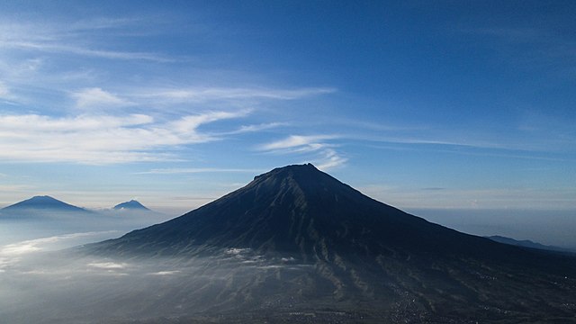 Gunung Sumbing. Image: Wikipedia