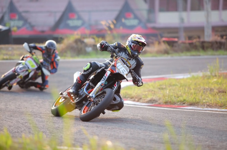 POV Ketika Lo Adalah Seorang Rider Supermoto Kompetitif!