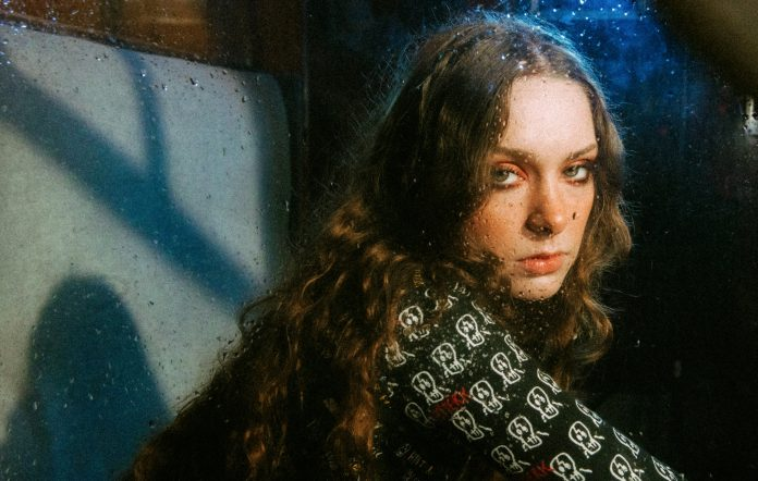 Holly Humberstone Rilis Lagu tentang Terperangkap