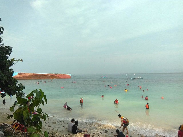 Kapal Viking di Pantai Pasir Putih Pangandaran. Image: Wikipedia