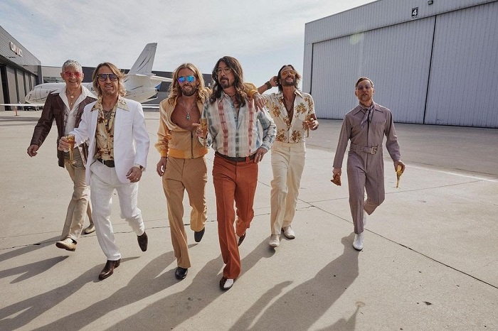 Tentang Alter-ego Foo Fighters Bawakan Lagu Disko dengan Moniker ‘Dee Gees’