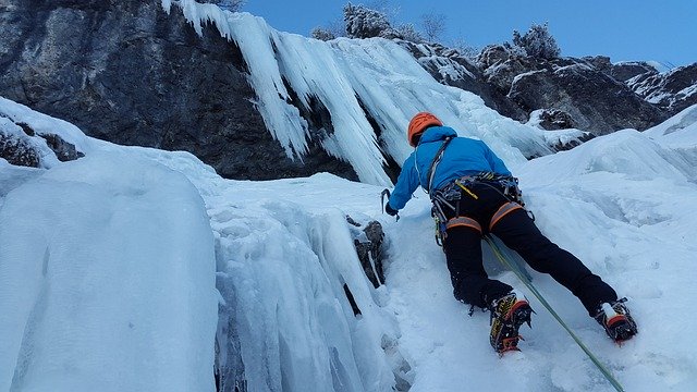 Ilustrasi ice climbing. Image: Pixabay