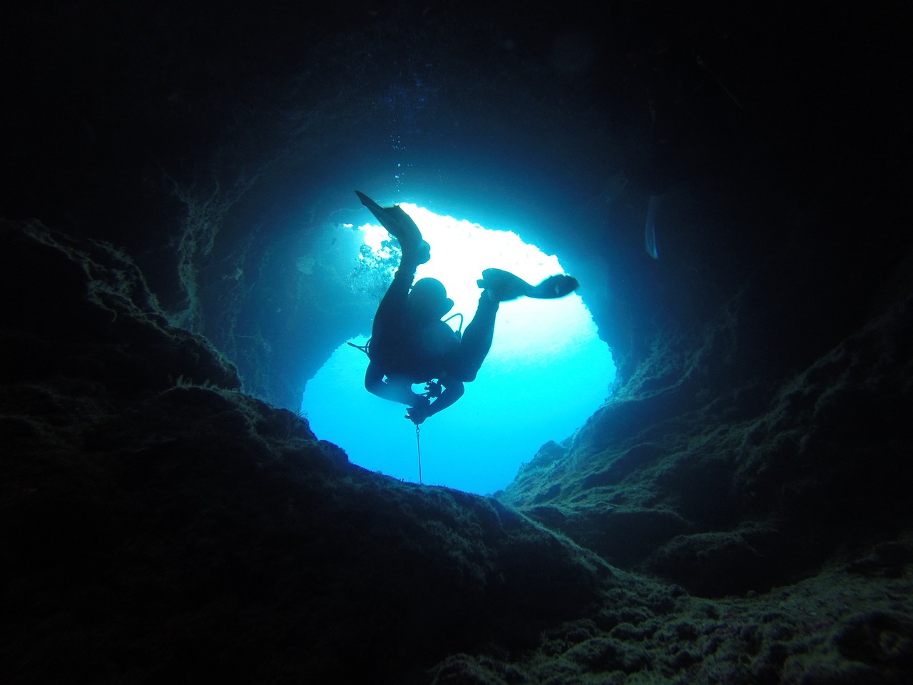 Ilustrasi cave diving. Image: Arhnue Tan/Pixabay