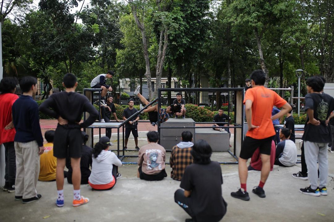 Terjun Belajar Bareng Komunitas Parkour Jakarta