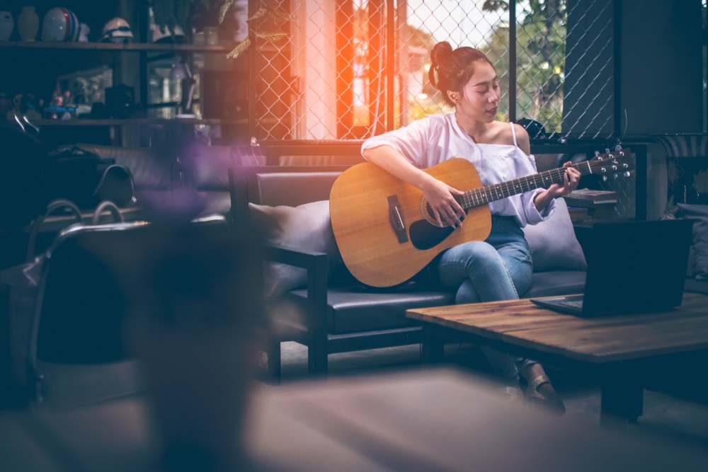 10 Lagu yang Enak Dinyanyikan dengan Gitar, Wajib Coba!