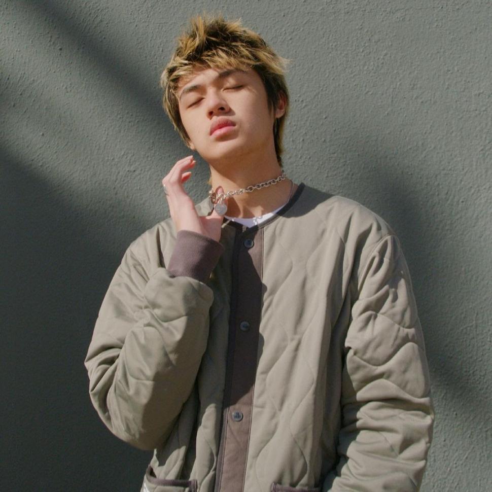 Warren Hue Rilis Single Emosional ‘Too Many Tears’