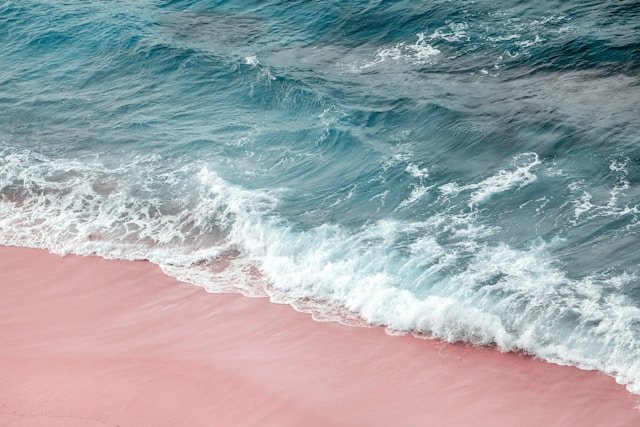 Ilustrasi pantai pasir pink. Image: Alex/Unsplash
