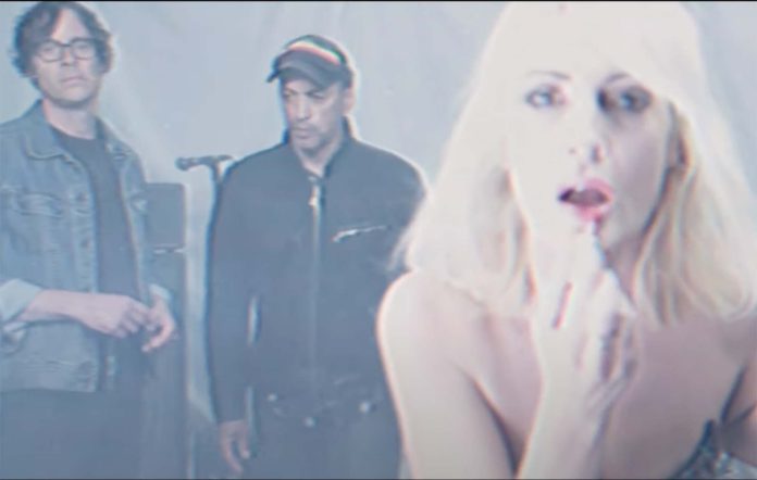 Metric Bagikan Video Musik Lagu What Feels Like Eternity