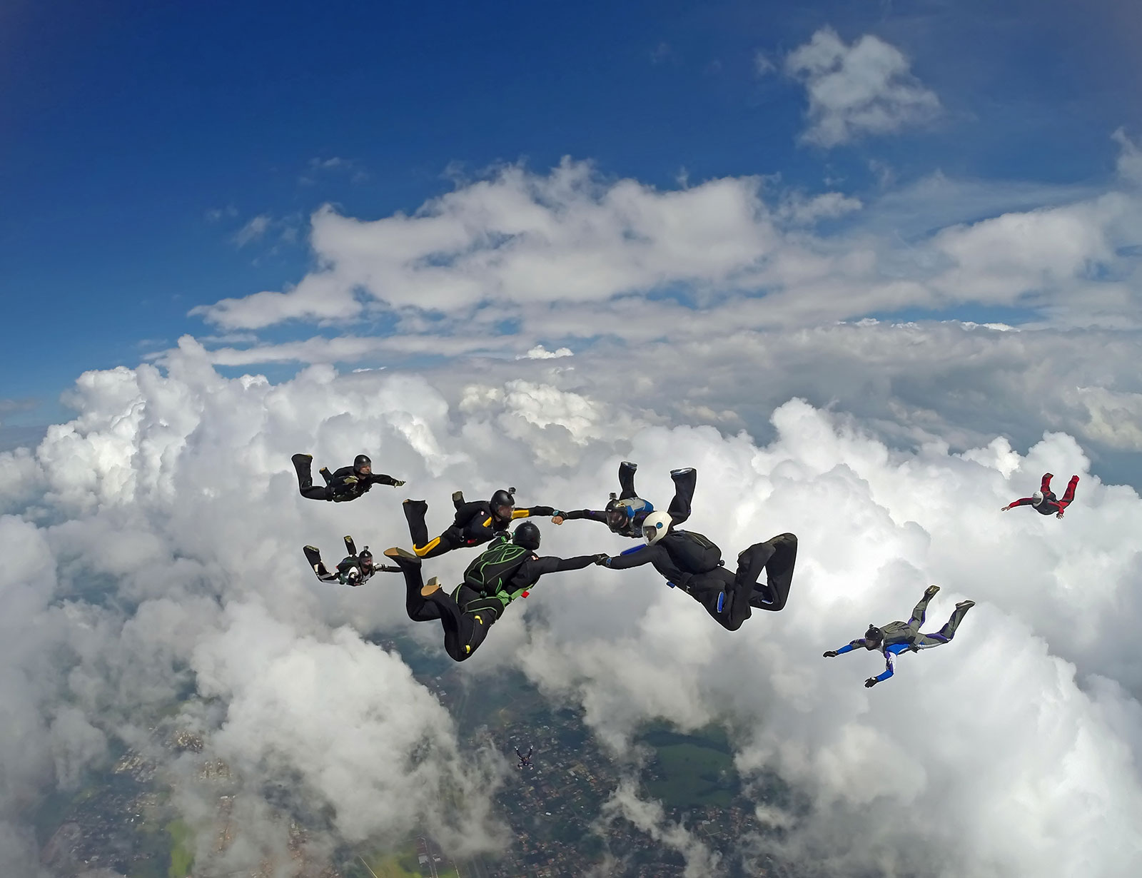 Cuma Skydiver Berlisensi yang Boleh Ikutan Skydive Dubai Winter Festival Bro!