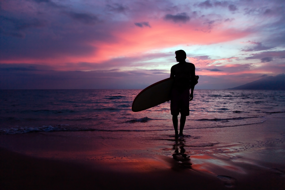 Pacu Adrenalin dengan Menaklukkan Ombak Pantai Pulau Merah, Banyuwangi