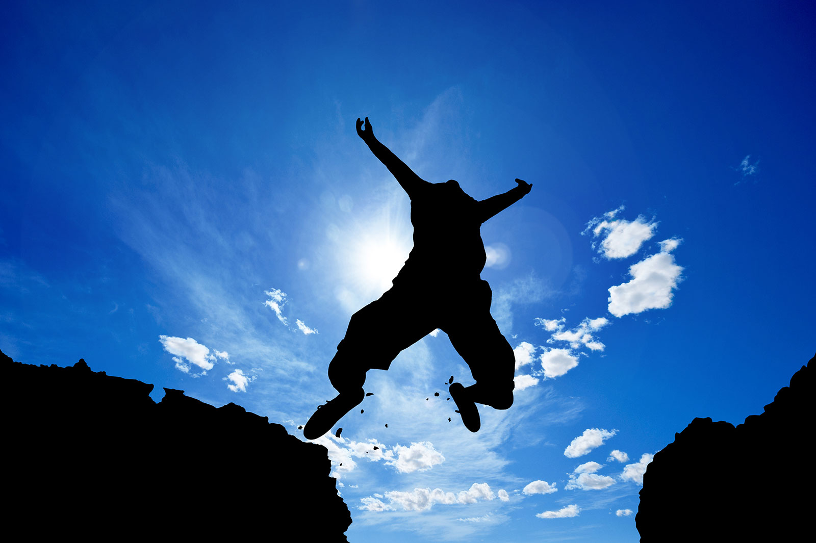 Cliff Jumping di Pantai Ngandong, Gak Kalah Seru dengan di Nusa Ceningan