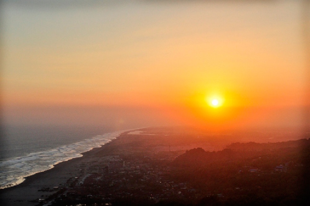 Berburu Sunset di Landasan Pacu Paralayang Bukit Parang Endog