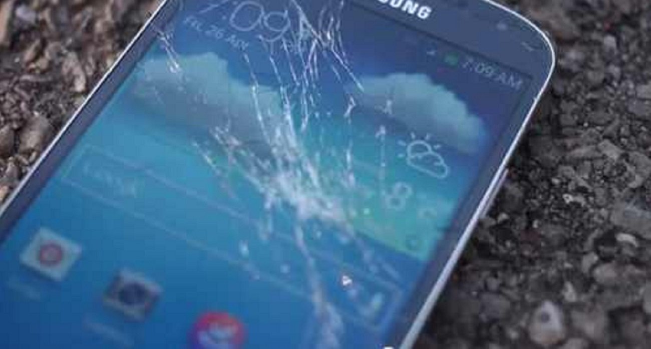 Jangan Panik Dulu Kalau Kaca Ponselmu Retak