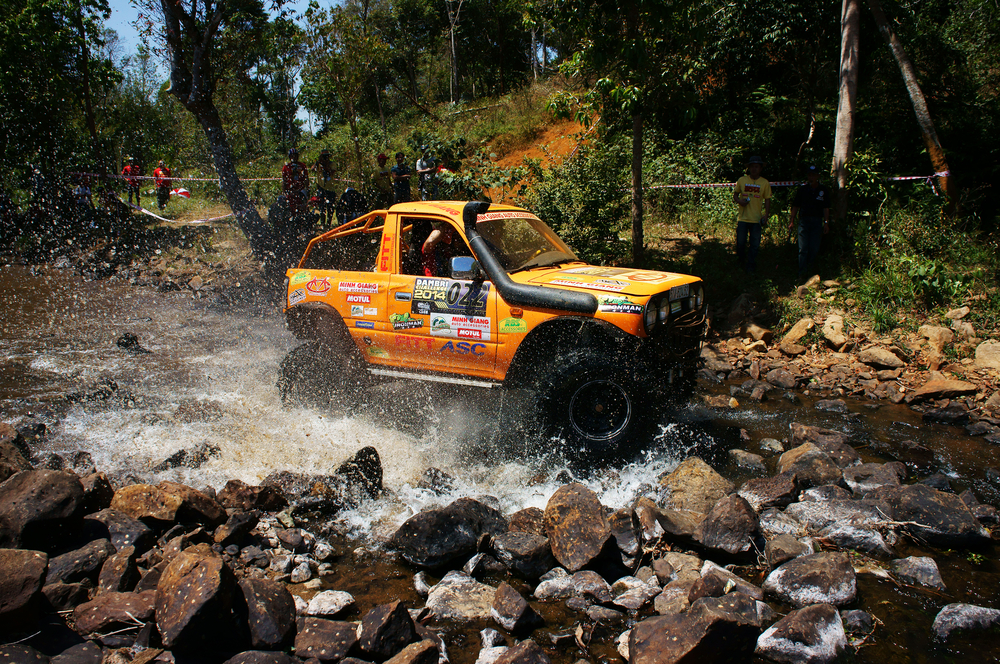 Kamu Mau Rasakan Serunya Mengendarai Mobil Offroad? Ini Tipsnya
