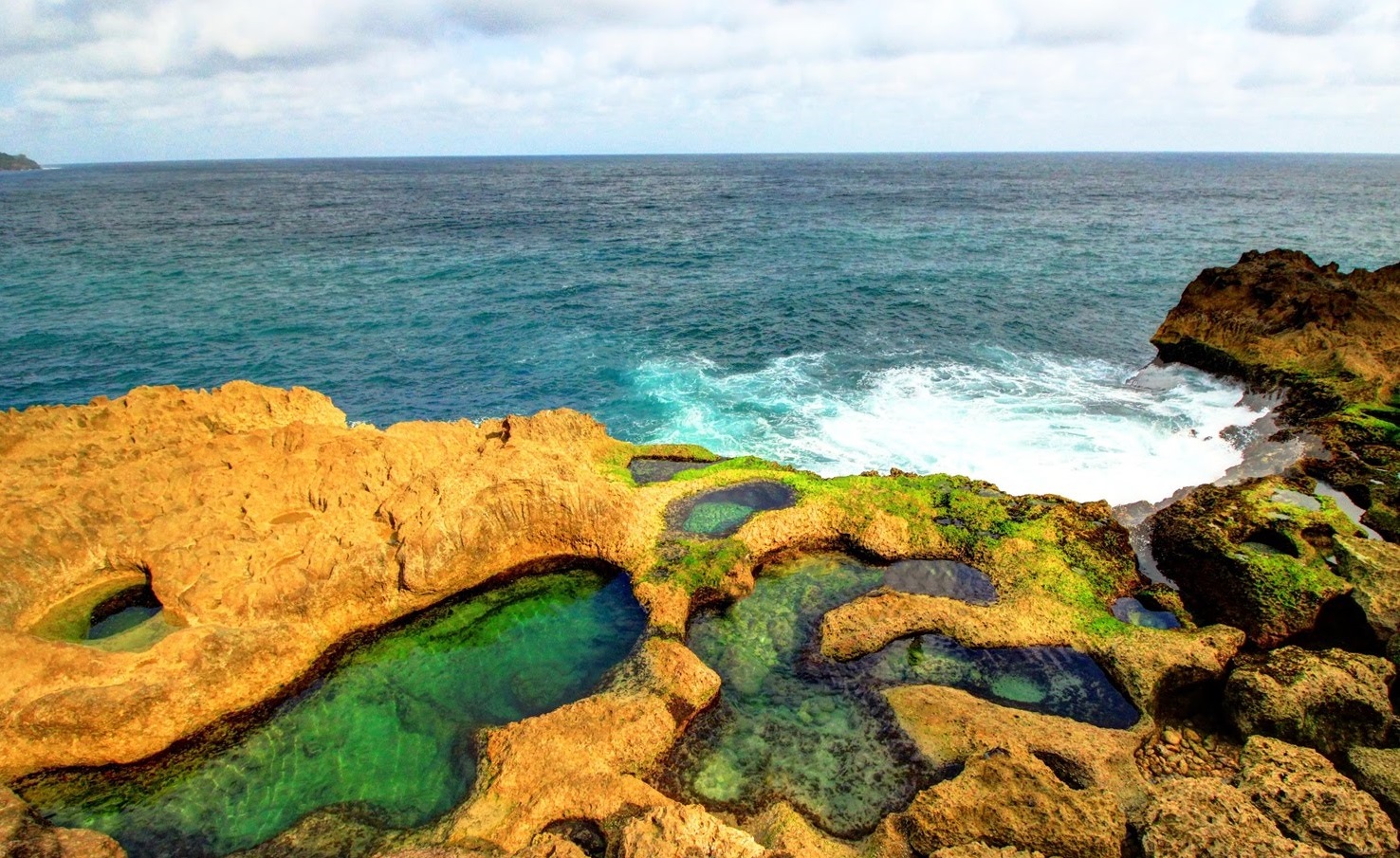 Indonesia Punya Kolam Renang Alami dan Tercantik di Dunia